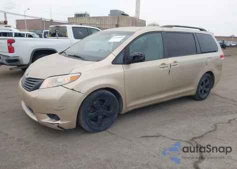 2011 Toyota Sienna Le V6 z USA, uszkodzony, nr VIN 5TDKK3DC1BS141328